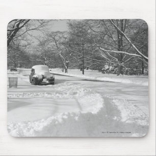 Tapis De Souris Voiture couverte par neige sur la rue B&W