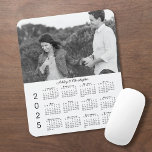 Tapis De Souris Vos noms de photos Calendrier personnalisé 2025<br><div class="desc">Gardez la personne que vous aimez à proximité avec un pavé de souris 2025 du calendrier personnalisé. Remplacez l'exemple de photo et les noms par les vôtres dans la barre latérale. Le texte personnalisé est dans une police de script noir élégante. Ci-dessous il est facile de lire le calendrier noir...</div>