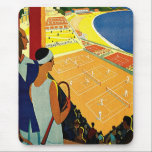 Tapis De Souris Voyage Vintage, Tennis, Sports, Monte Carlo Monaco<br><div class="desc">Illustration vintage d'une affiche de voyage européenne ou d'une étiquette de bagage de Monte Carlo à Monaco représentant un couple tenant des raquettes de tennis et regardant un tournoi de tennis près de la plage et de la belle mer Méditerranée bleue. Amour et romance sur les courts de tennis. Monte...</div>