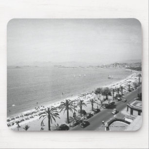 Tapis De Souris Vue complexe de touristes au bord de la mer B&W
