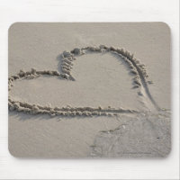 Vue courbe d'une forme de coeur sur la plage
