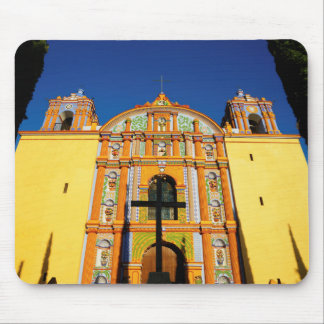 Tapis De Souris Vue d'angle faible d'église fleurie jaune