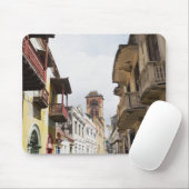 Tapis De Souris Vue d'angle faible des appartements le long de la (Avec souris)