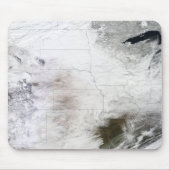 Tapis De Souris Vue satellite d'une énorme tempête d'hiver au-dess (Devant)