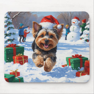 Tapis De Souris Yorkipoo courant dans la neige avec un chapeau de