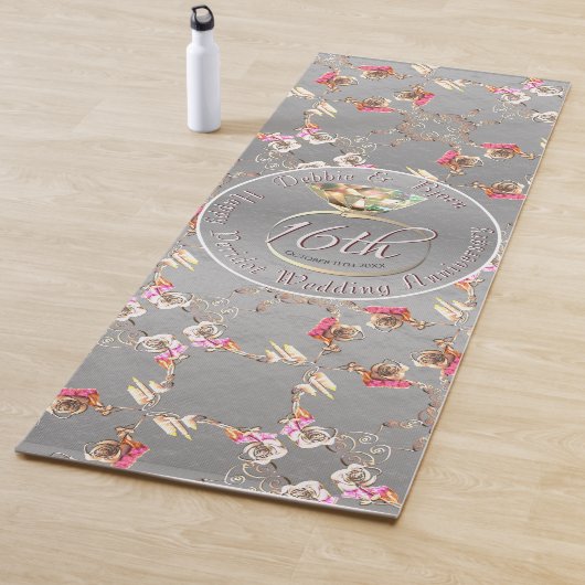 Tapis De Yoga 16e anniversaire de Mariage Cire, Statice, & Perid (En situation)