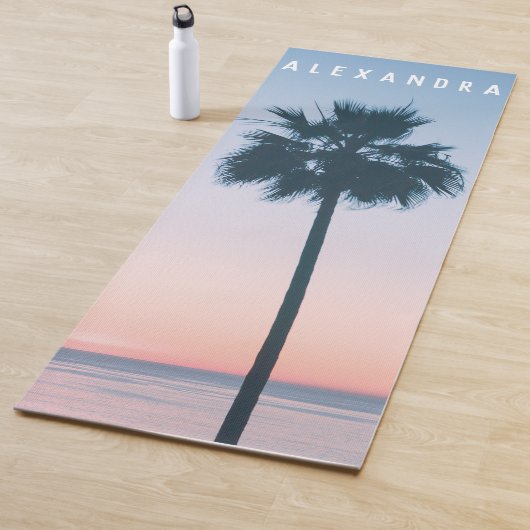 Tapis De Yoga 2 en 1 Tropical Pink & Blue Palm Tree Sunset Nom (En situation)
