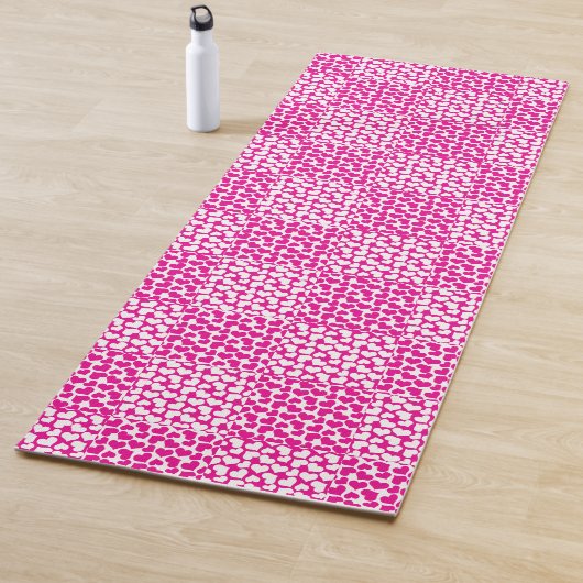 Tapis De Yoga à damiers Amour en Magenta et Blanc (En situation)