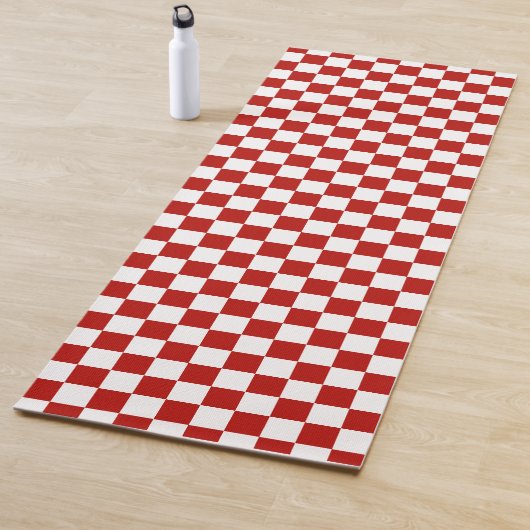 Tapis De Yoga à damiers carré rouge blanc rétro (En situation)
