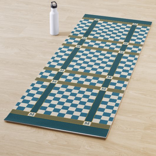 Tapis De Yoga à damiers Nom initial Monogramme bleu vert (En situation)