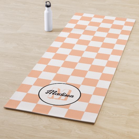 Tapis De Yoga à damiers pêche blanc rétro géométrique Monogramme (En situation)