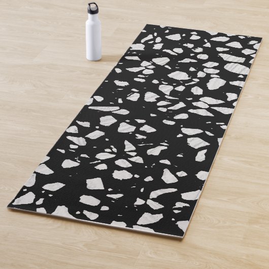 Tapis De Yoga Abstrait Terrazzo Mosaic Motif noir et blanc (En situation)