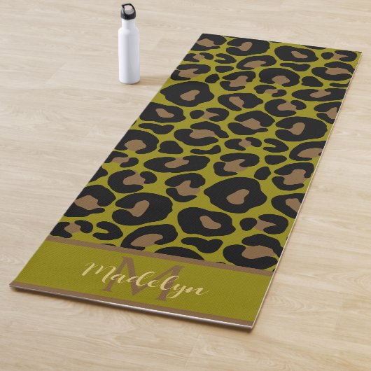 Tapis De Yoga Animal print leopard olive green monogram name (En situation)