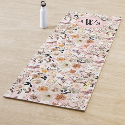 Tapis De Yoga Aquarelle Botanique Fleur sauvage Papillon Initial (En situation)