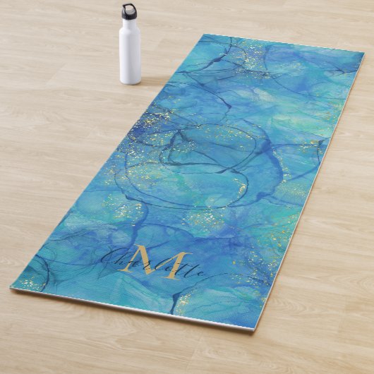 Tapis De Yoga Aquarelle encre bleu & or - Monogramme + Nom (En situation)