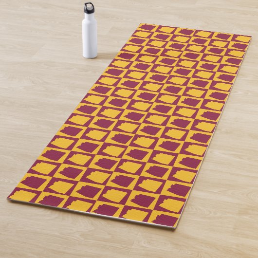 Tapis De Yoga Arizona Pop Art Checkerboard Pattern Maroon Gold (En situation)