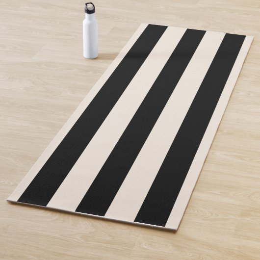 Tapis De Yoga Bandes Verticales Noir Et Crème Blanc Gratté (En situation)