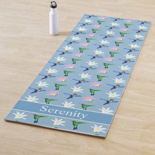 Tapis De Yoga Beaux colibris et fleurs sur bleu clair (En situation)