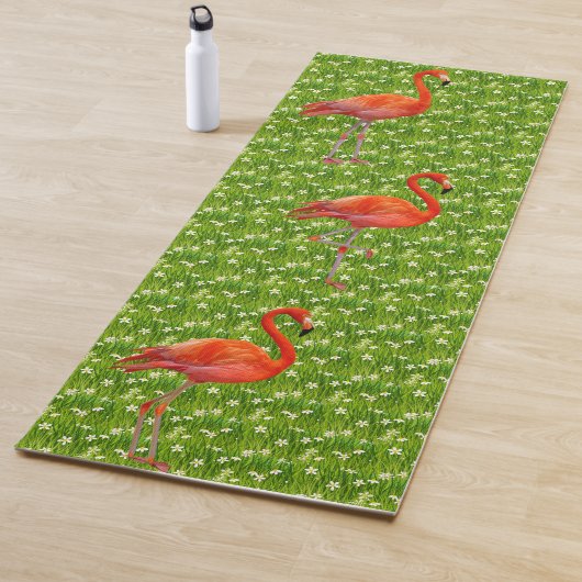 Tapis De Yoga Beaux Flamants roses et fleurs blanches sur vert (En situation)