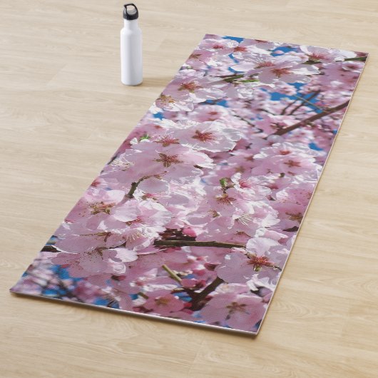 Tapis De Yoga Belles fleurs de cerisiers de printemps (En situation)
