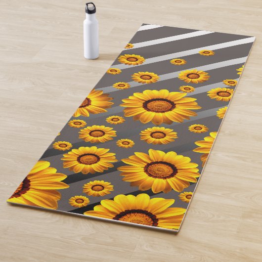Tapis De Yoga Belles fleurs jaunes sur gris, rayures argentées (En situation)