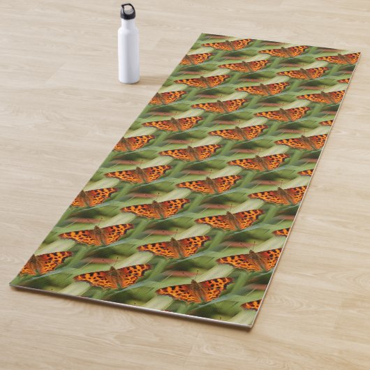 Tapis De Yoga Belles papillons Comma Satyr Orange (En situation)