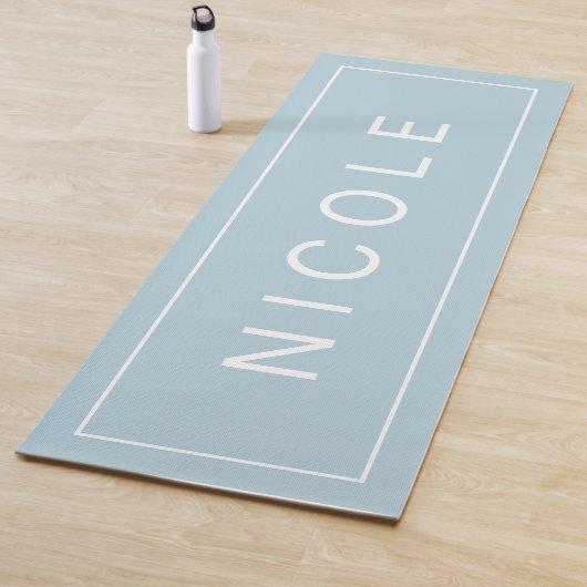 Tapis De Yoga Bleu cool avec nom en gros caractères (En situation)