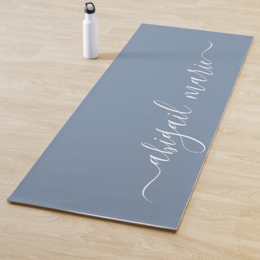 Tapis De Yoga Bleu et blanc Dusty Script personnalisé réversible (En situation)