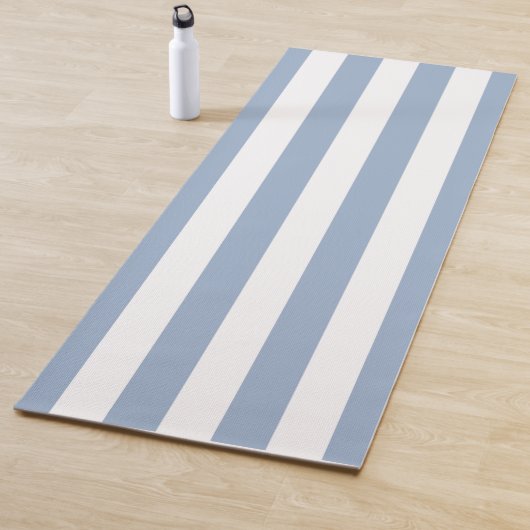 Tapis de Yoga Bleu et Blanc Rayé (En situation)