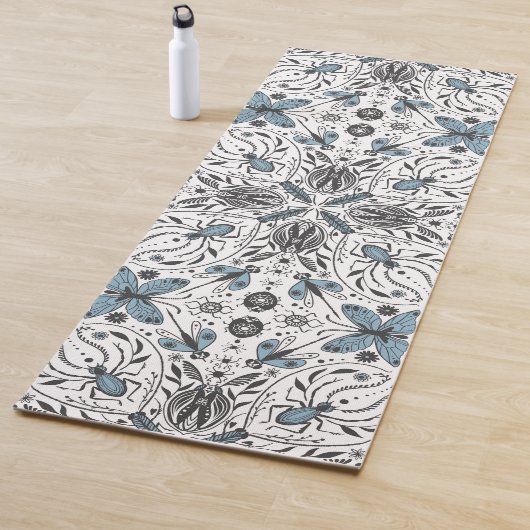 Tapis De Yoga Bugs, noir et bleu (En situation)
