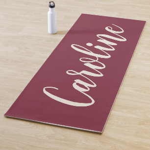 Tapis De Yoga Calligraphie minimaliste Nom personnalisé Maroon