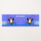 Tapis De Yoga Caricature de manchot joyeux sautant (Dos (Horizontal))