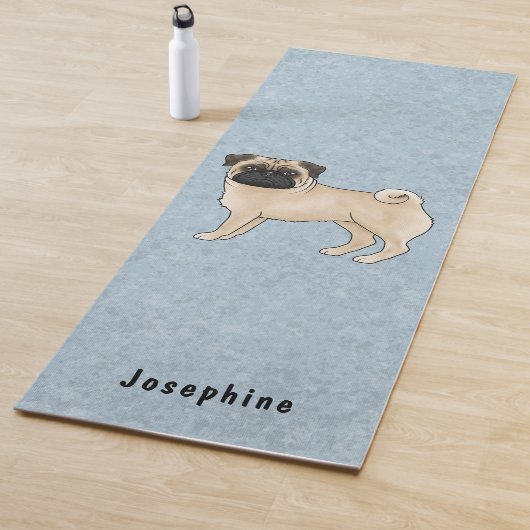 Tapis De Yoga Carlin Fawn mignon chien de dessin avec nom person (En situation)