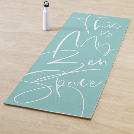 Tapis De Yoga C'Est Mon Espace Zen Élégant Script Turquoise (En situation)