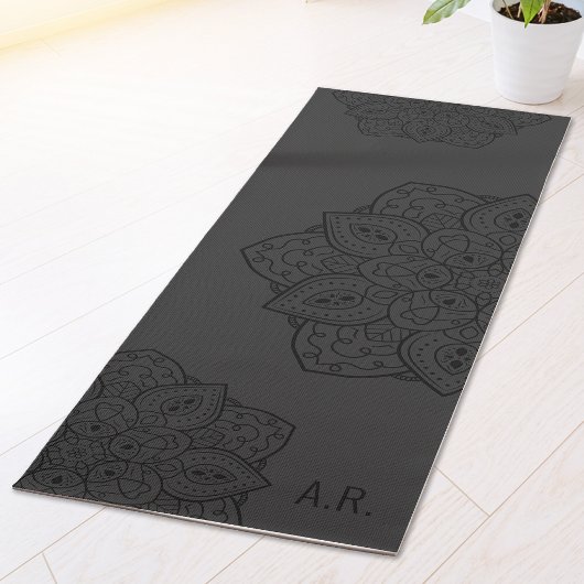 Tapis De Yoga Charcoal Gray Decorative Mandala With Initials