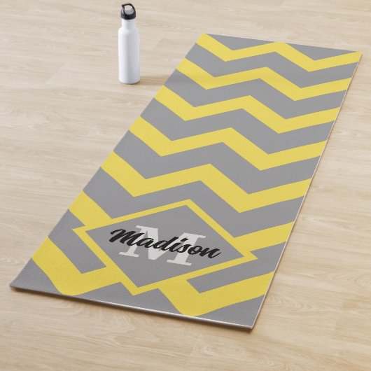 Tapis De Yoga Chevron jaune gris motif lignes rayures Monogramme (En situation)