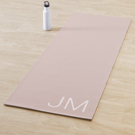 Tapis De Yoga Chic Blush Rose Monogramme Paraphe Surdimensionné (En situation)
