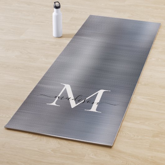 Tapis De Yoga Chic brossé métal argenté Gris Monogramme Script (En situation)