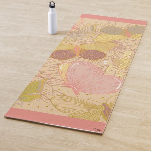 Tapis De Yoga Chic Gold Leaf and Butterfly Pink Background (En situation)