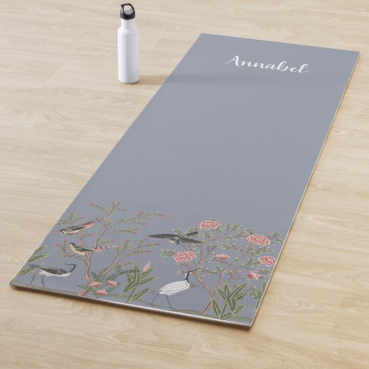 Tapis De Yoga Chinoiserie oiseaux et feuillage gris moyen (En situation)