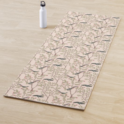Tapis De Yoga Chinoiserie oiseaux et feuillage rose vif (En situation)