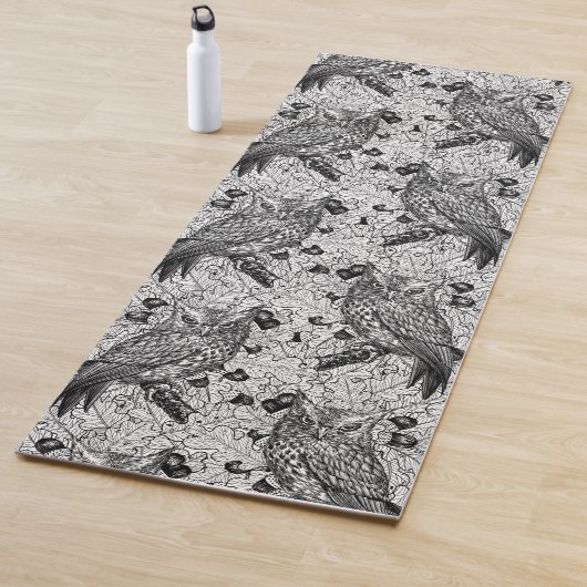 Tapis De Yoga Chouettes dans le chêne, noir et blanc (En situation)