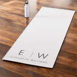 Tapis De Yoga Classic Élégant Moderne Minimaliste Nom Monogramme<br><div class="desc">Élevez votre pratique du yoga avec notre Monogramme Yoga Mat classique élégant et minimaliste moderne. Ce mat méticuleusement conçu allie élégance intemporelle et minimalisme contemporain, créant un espace serein pour votre esprit et votre corps. Conçu avec précision et attention au détail, ce tapis de yoga est plus qu'un simple accessoire...</div>