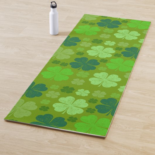 Tapis De Yoga Clovers verts, Lucky Clovers, Saint Patrick's Day (En situation)