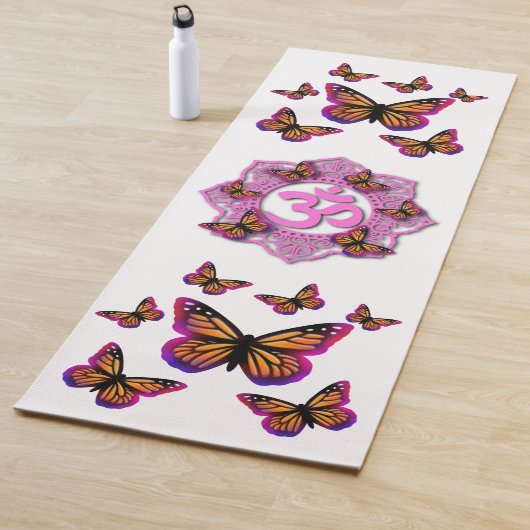 Tapis De Yoga Conception mandala ohm rose avec papillons Monarch (En situation)
