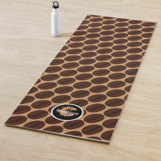 Tapis De Yoga Cool Brown Fèves de café motif Monogramme (En situation)