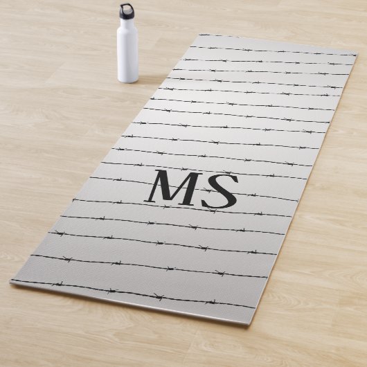 Tapis De Yoga Cool gris blanc noir barbelé motif Monogramme (En situation)