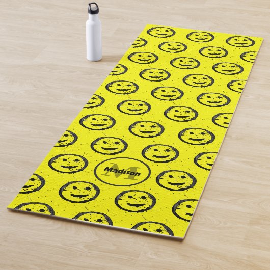 Tapis De Yoga Cool Happy Smiling face motif jaune Monogramme (En situation)