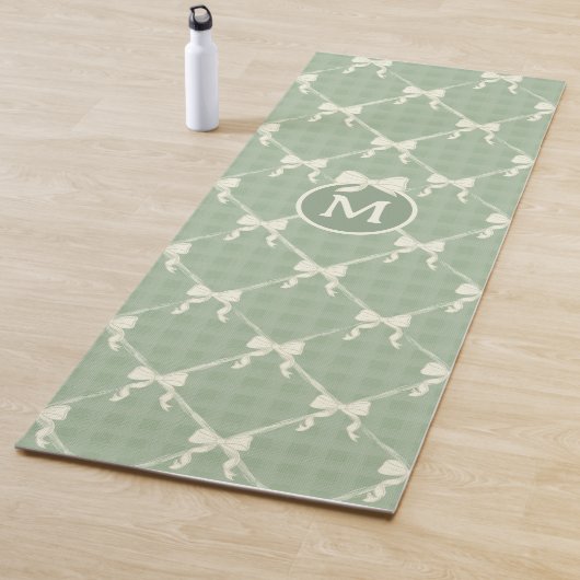 Tapis De Yoga Coquette Bows Gingham Monogram Cream Sage Green  (En situation)