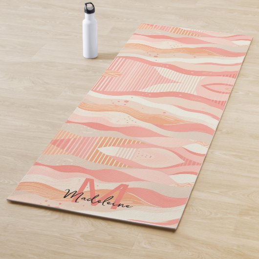 Tapis De Yoga Corail rose Grandes Vagues Nom du Motif Monogramme (En situation)